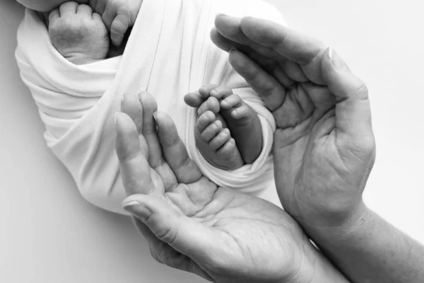 Чорно Білий Відтінок Красиві Руки Матері Тримайте Крихітні Новонароджені Ноги — стокове фото