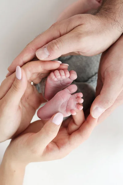 Annenin Babanın Avuç Içleri Yeni Doğan Bebeğin Ayağını Beyaz Arka — Stok fotoğraf