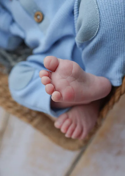 Yeni Doğmuş Bir Bebeğin Küçük Ayağı Kahverengi Doğal Ahşap Arka — Stok fotoğraf