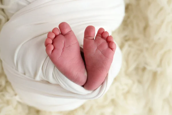 新生儿的小脚 在白色背景上的白色绒毛软毛软毛的新生儿的软脚 新生儿的脚趾 脚跟和脚的宏观照片 — 图库照片