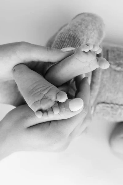 Farens Håndflater Moren Holder Foten Det Nyfødte Barnet Hvit Bakgrunn – stockfoto