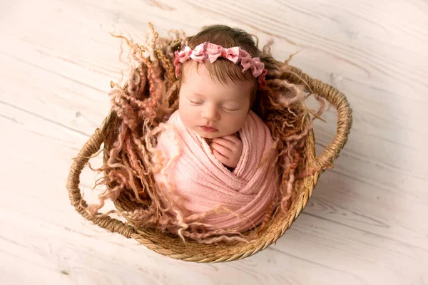 Bebê Recém Nascido Bonito Enrolamento Branco Uma Bandagem Vermelha Com — Fotografia de Stock