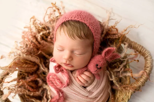 Lindo Bebé Recién Nacido Devanado Blanco Una Gorra Roja Duerme Imagen de stock