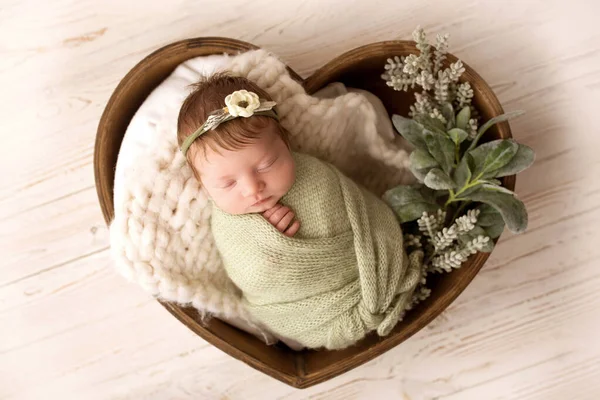 Een Schattige Pasgeboren Baby Een Groene Pistache Winding Een Wit Stockfoto