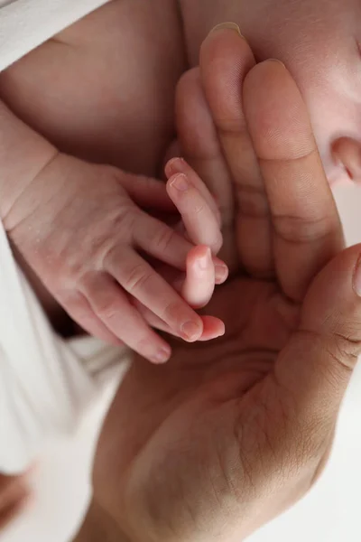 Mano Pequeña Bebé Recién Nacido Con Dedos Pequeños Cabeza Nariz — Foto de Stock