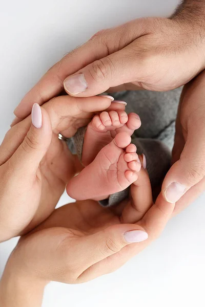 Ладони Отца Мать Держат Ногу Новорожденного Ребенка Белом Фоне Ноги — стоковое фото