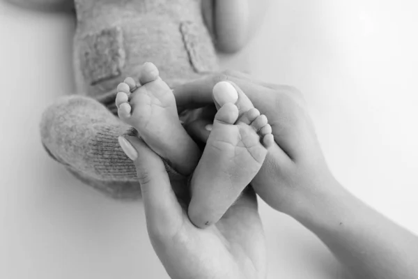 父亲的手掌 母亲用白色的背景抱着新生儿的脚 新生儿的脚踏在父母的手掌上 小孩的脚趾 脚跟和脚的摄影 — 图库照片