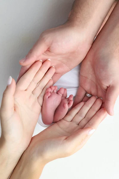 Palmas Das Mãos Pai Mãe Está Segurando Bebê Recém Nascido — Fotografia de Stock