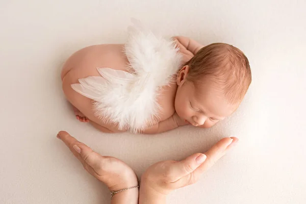 Roztomilý Novorozenec Prvních Dnech Života Spí Nahý Pozadí Bílé Látky — Stock fotografie