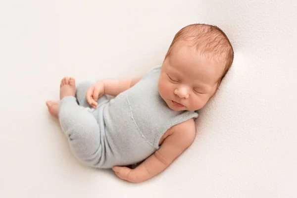 Милий Новонароджений Хлопчик Перші Дні Життя Спить Блакитному Комбінезоні Тлі — стокове фото