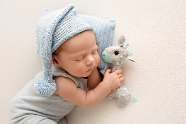 Милий Новонароджений Хлопчик Перші Дні Життя Спить Блакитному Комбінезоні Тлі — стокове фото