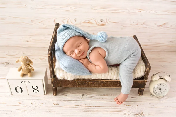 Милий Новонароджений Хлопчик Перші Дні Життя Спить Блакитному Комбінезоні Дерев — стокове фото