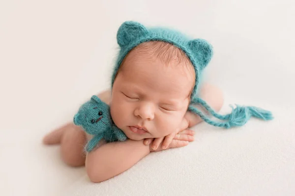 Roztomilý Novorozenec Prvních Dnech Života Spí Nahý Pozadí Bílé Látky — Stock fotografie
