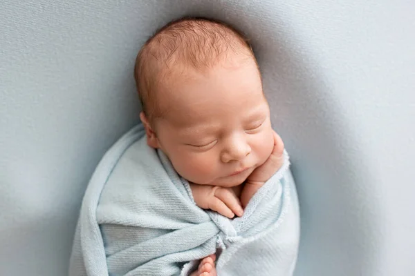 Roztomilý Novorozenec Prvních Dnech Života Spí Jemném Modrém Vinutí Profesionální — Stock fotografie