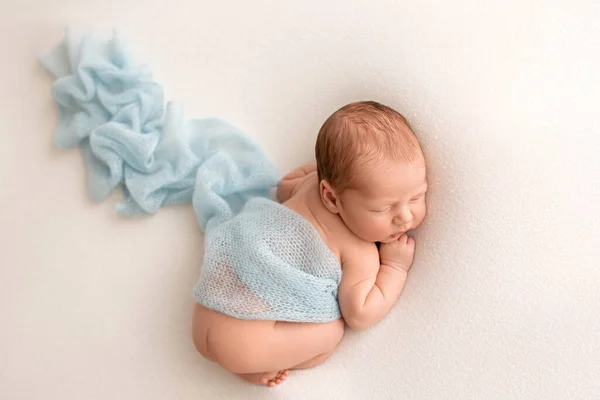 Lindo Recién Nacido Los Primeros Días Vida Duerme Desnudo Sobre — Foto de Stock