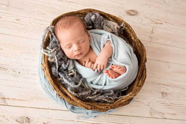Roztomilý Novorozenec Prvních Dnech Života Spí Modrém Spaní Proutěný Hnědý — Stock fotografie