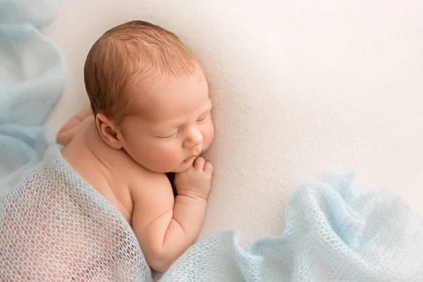 Een Schattige Pasgeboren Jongen Eerste Dagen Van Het Leven Slaapt Stockafbeelding
