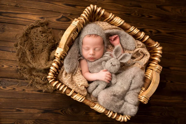 Een Schattige Pasgeboren Baby Jongen Slaapt Een Grijze Overall Eerste Rechtenvrije Stockfoto's