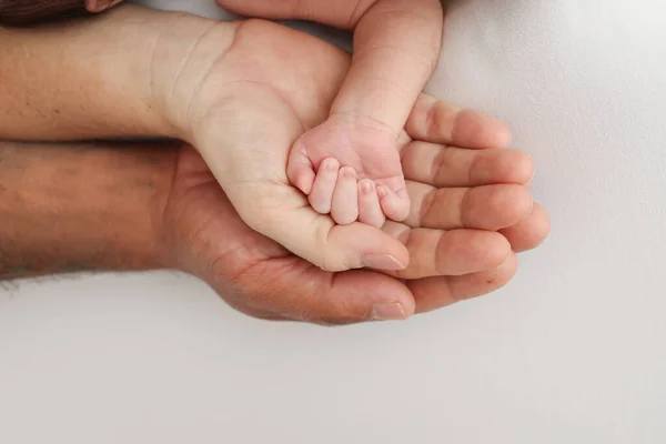 Trzy Dłonie Szczęśliwej Rodziny Mała Nowonarodzona Dłoń Malutkimi Palcami Dłoń — Zdjęcie stockowe