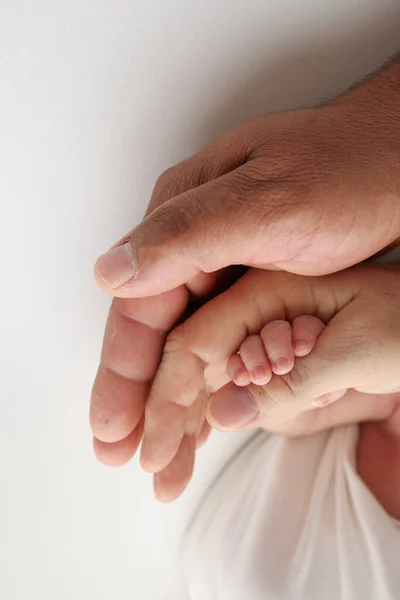 Три Ладони Счастливой Семьи Маленькая Новорожденная Рука Крошечными Пальцами Ладонь — стоковое фото