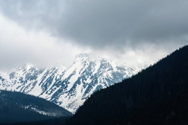 Dağları ve bulutları olan güzel bir manzara