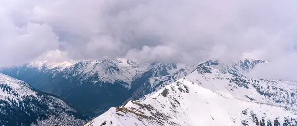 Dağlar ve karla kaplı güzel bir manzara.