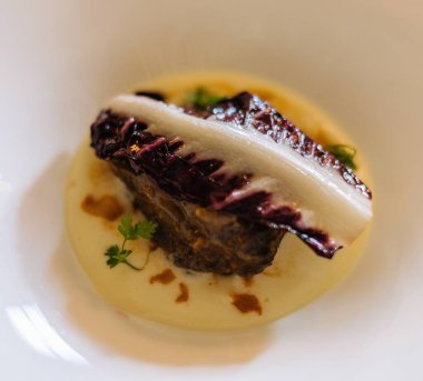 Beyaz tabakta balık