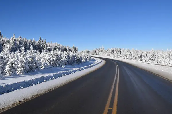 Kışın ıssız bir yol, Saint-Paul, Qubec, Kanada