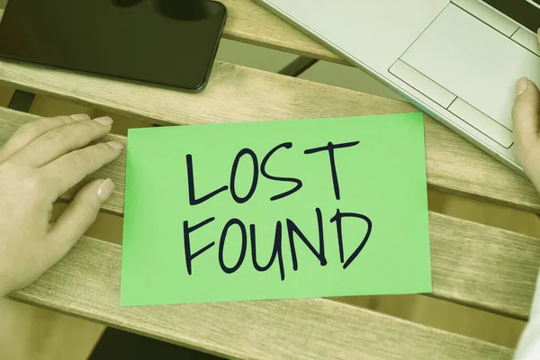 Ручная Надпись Lost Found Business Approach Things Left May Retrieve — стоковое фото