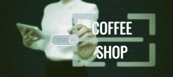 처음에 보이는 커피숍 커피를 제공하는 가벼운 식사를 제공하는 — 스톡 사진