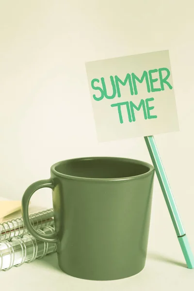Yaz Saati Gösteren Tabela Yılın Sıcak Mevsimi Için Sözcük Kısa — Stok fotoğraf
