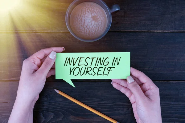 Tekst Bijschrift Presenteren Investeren Jezelf Zakelijke Aanpak Verbeter Vaardigheden Volg — Stockfoto