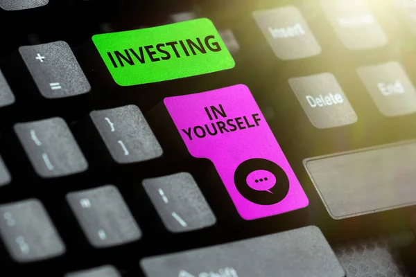 Legenda Texto Apresentando Investing Yourself Conceito Significado Melhore Suas Habilidades — Fotografia de Stock