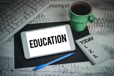 El yazısı işareti Eğitim, Okulda sistematik eğitim alma veya verme süreci hakkında Yazılan Sözcük