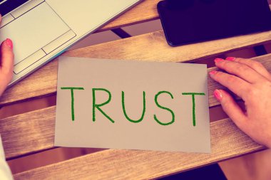 Metin Güven 'i gösteren yazılar, güvenilir doğruluk yeteneği veya birinin gücü üzerine yazılmış kelimeler.