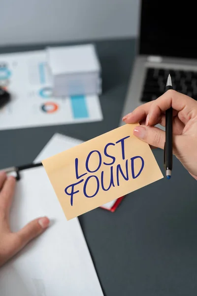 Текст Показывающий Вдохновение Lost Found Business Overview Things Left May — стоковое фото