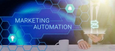 Pazarlama Otomasyonunu gösteren imza, kavram, ticaret departmanı için tasarlanmış yazılım platformları anlamına gelir