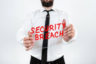 Güvenlik ihlali işareti gösteren ilhamlar kasıtlı bir davetsiz misafirin elde ettiği bilgilere izinsiz erişim.