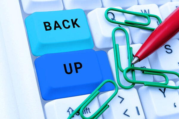 Текст, показывающий вдохновение Резервное копирование, процесс Концепции Интернета, который защищает важную информацию от потери