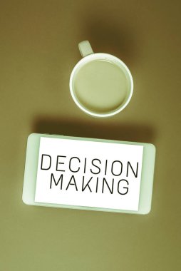 Mevcut durumla eşleşecek en iyi seçeneği seçmek için metin karar verme, kavramsal fotoğraf yazılıyor