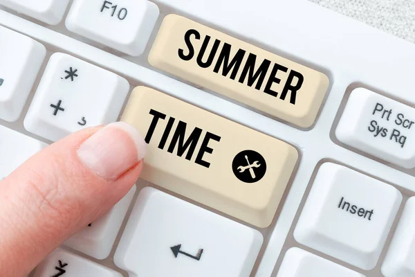 Yazısı Tabelası Summer Time Konsepti Yılın Sıcak Sezonu Kısa Gecelerle — Stok fotoğraf