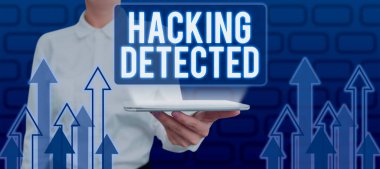 Hackleme saptandı, ilişkileri tehlikeye atmaya çalışan iş fikri faaliyetleri tablet tutan ve İş Verisi Olan Dijital Oklar sunan kadınlar.