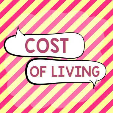 Takım elbiseli bir iş adamının elinde başarılı takım çalışmasını sembolize eden tablet tutan konu ile ilgili bilgi toplamak için kullanılan Yaşamanın Maliyeti, İnternet Konsepti Yazılımını gösteren metin işareti.