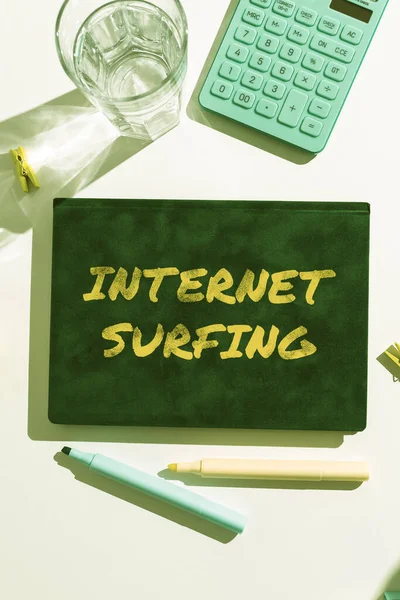 Nternet Sörfünü Gösteren Bir Tabela Çalışanların Resmi Hesabı Için Kullanılan — Stok fotoğraf