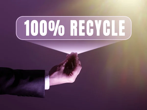 100 リサイクル可能な 生分解性 Bpaフリー 堆肥化可能なリサイクル可能なビジネスマンのセットに書かれた単語を表示するサイン1本の指で重要な情報を示す — ストック写真