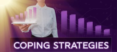 Kavramsal Görünüm Başkaldırma Stratejileri, Genel Plan Üzerine Yazılan Sözcük ya da Tablet Tutan Kadın Verileri Sunan Dijital Grafikler ve Okları Gösteren Planlar.