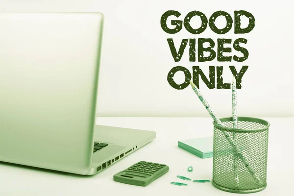 テキストを手書きする Good Vibes Only Businessコンセプトは ラップトップ ケースウィズ鉛筆 計算機 ペーパークリップ ノートを机の上に置く他の表示に良い効果を持つ生活と楽観主義の肯定的な方法 — ストック写真