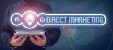 El yazısı tabelası Doğrudan Pazarlama, hizmet satma sözcüğü doğrudan halka açık olan Ampul Gösteren ve Önemli İpuçlarını Paylaşan Adam Tableti 'ne.