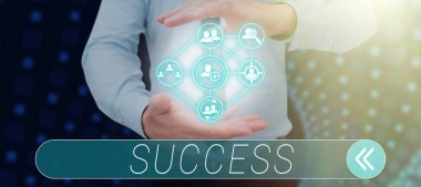 Metin başlığı Başarı sunar, İş fikri kişisel tatmininin doğrudan sonucu olarak En İyi Takım Elbiseli Adam Okları ve Kamerayı Göstererek Hayati Fikirleri Gösteriyor.