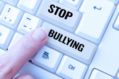 İlham veren metinler: Kabadayılığı durdurun, internet kavramı kan telefon ekranındaki glikoz seviyesinin artmasını önlüyor ve masada klavye, kalem ve kahve ile önemli bir mesaj bırakılıyor..